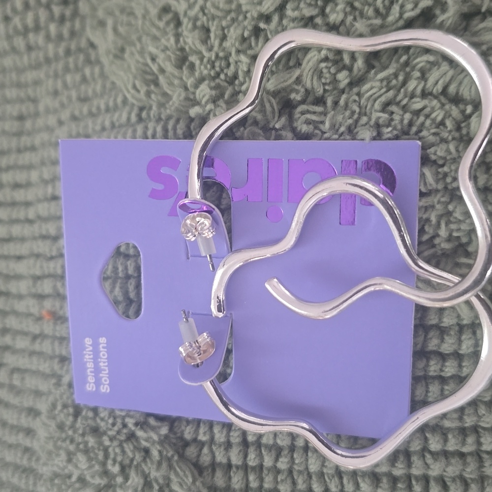 Claire floral shape earrings for sensitive ears